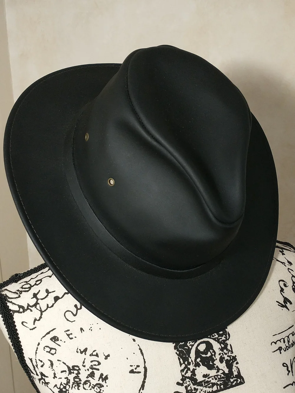 LIKE NEW Henschel Osage Leather Safari Hat, Size XL, Crushable Waxed Cowhide